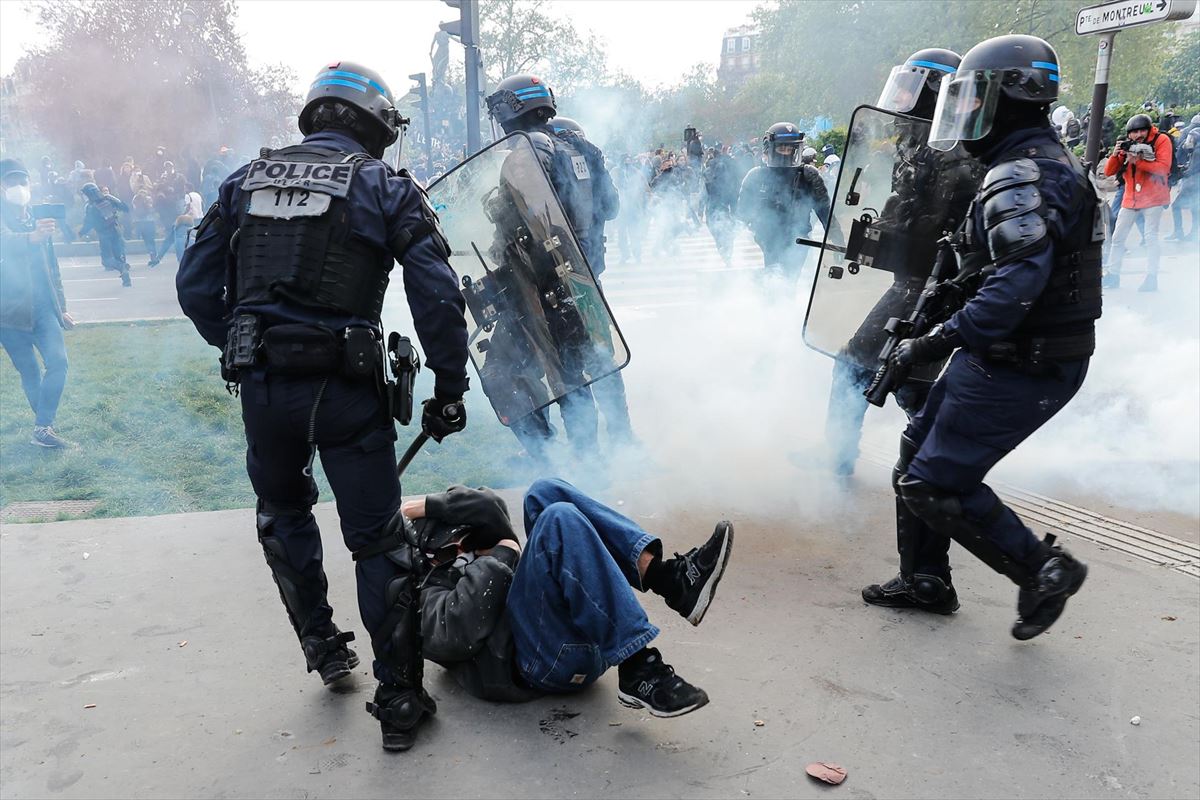 Istiluak manifestarien eta Poliziaren artean, Parisen. Argazkia: EFE