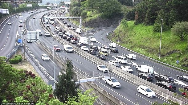 Un accidente provoca retenciones de cinco kilómetros en la A 8 a la