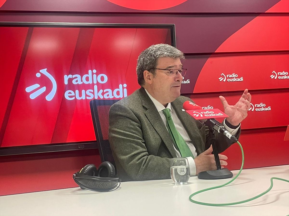 Juan Mari Aburto en Radio Euskadi. Foto de archivo: EITB MEDIA