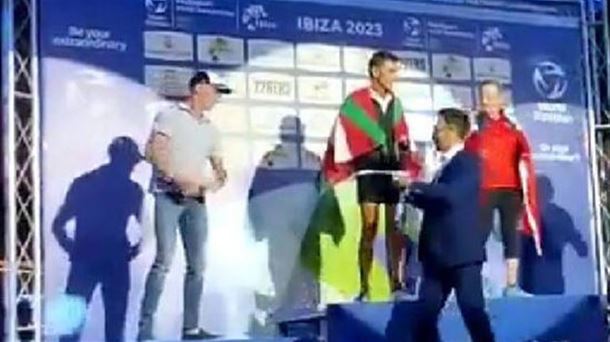 Gana el triatlón de Ibiza y al recoger la medalla intentan quitarle la ikurriña