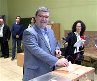 Juan Mari Aburto deposita el voto en su colegio electoral en Bilbao