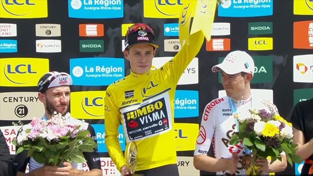 Jonas Vingegaard celebrando la victoria del Critérium Dauphiné 2023