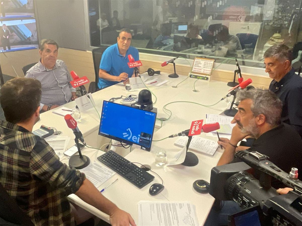 Ertzaintzaren sindikatuetako ordezkariak, Radio Euskadiren estudioetan. 