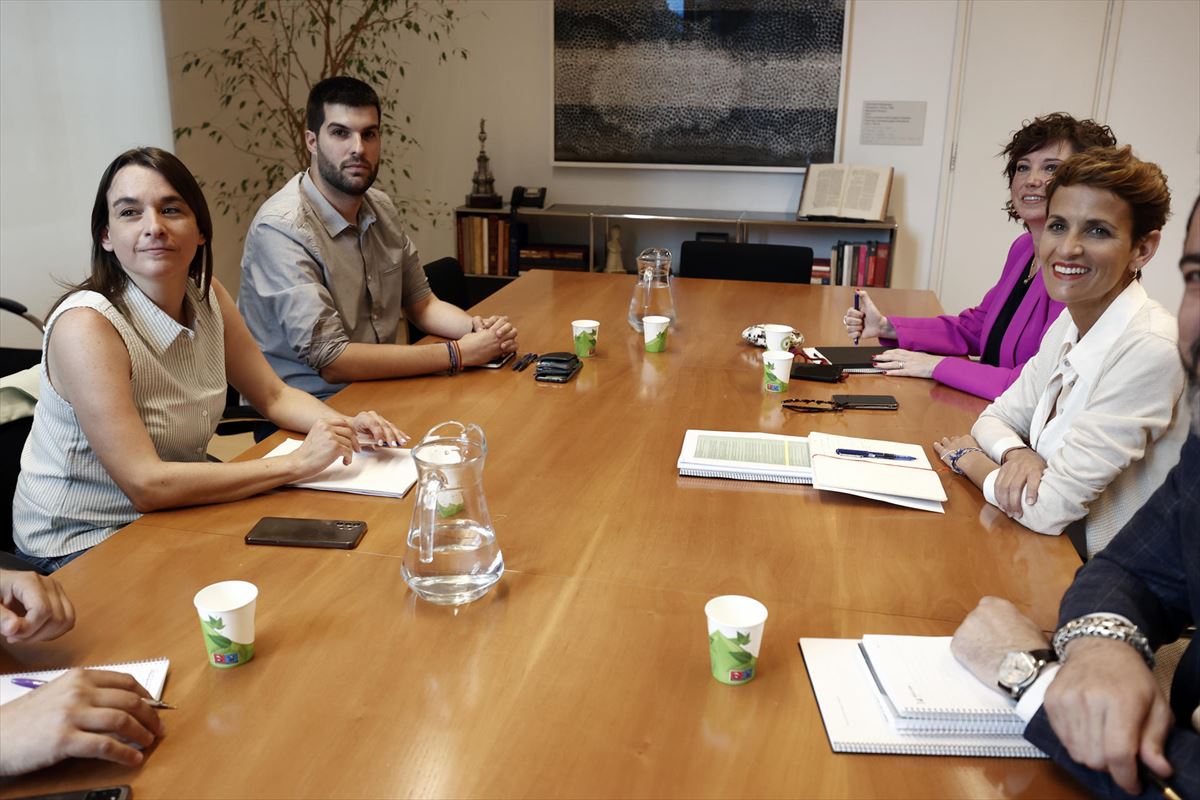 Imagen de una reunión entre representantes de Contigo Navarra y PSN. Foto de archivo: EFE