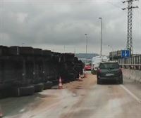 Reabren la carretera N-633 en Derio, casi 10 horas después del accidente