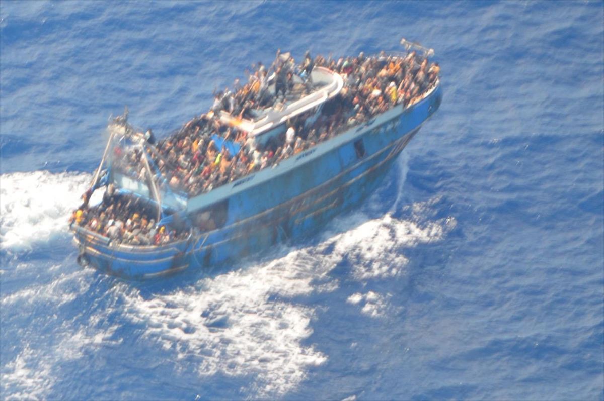 El barco repleto de personas migrantes en el Mar Jónico.