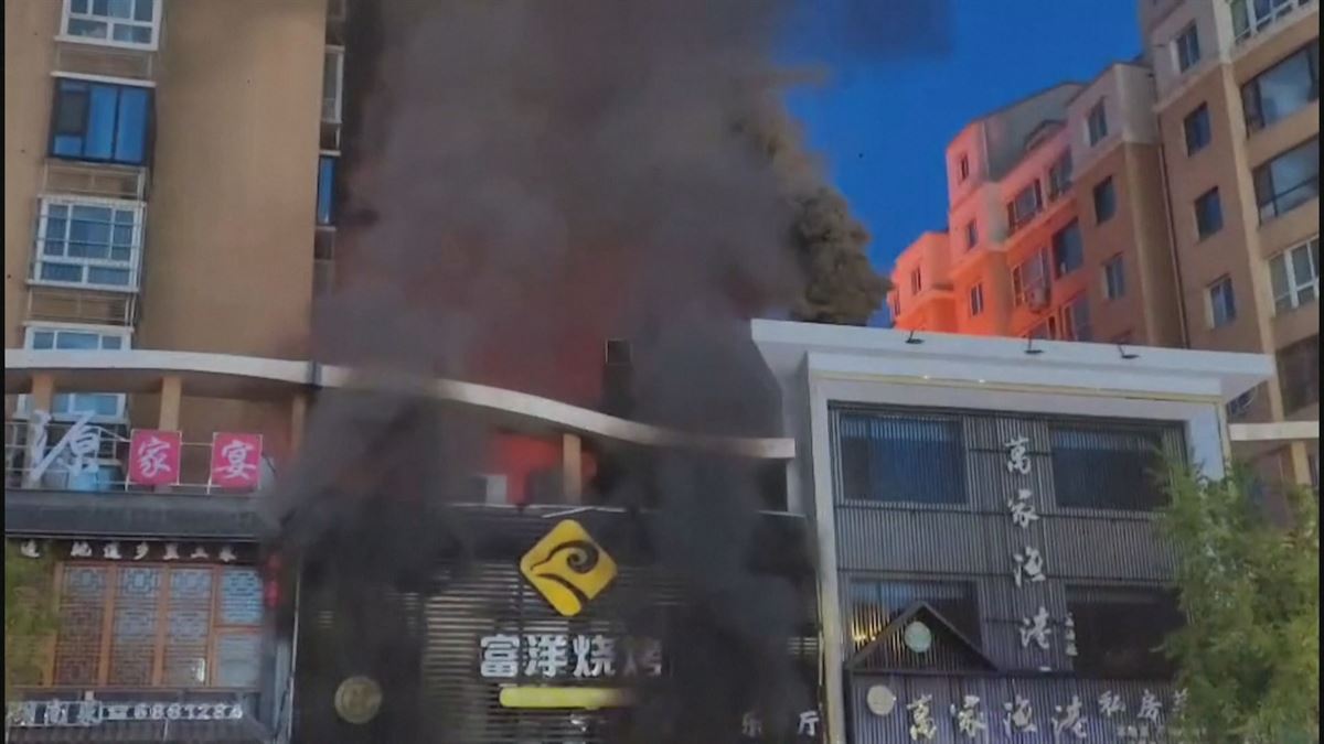 El local en llamas. Imagen obtenida de un vídeo de Agencias.