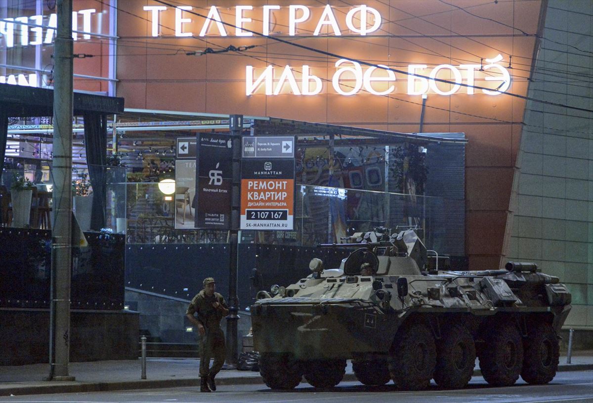 Soldados rusos bloquean una calle en el centro de Rostov ante la amenaza de los mercenarios. EFE