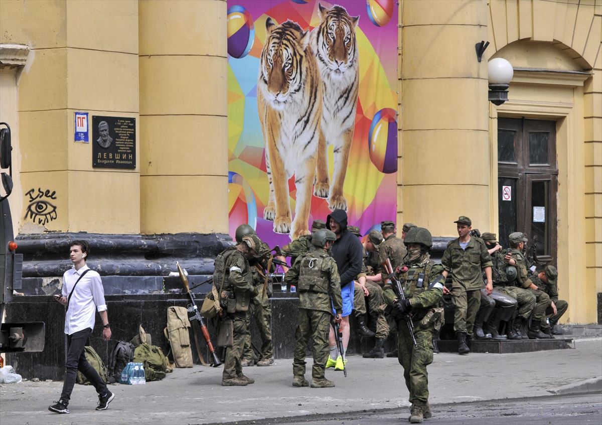 Soldados rusos bloquean una calle en el centro de Rostov ante la amenaza de los mercenarios. EFE