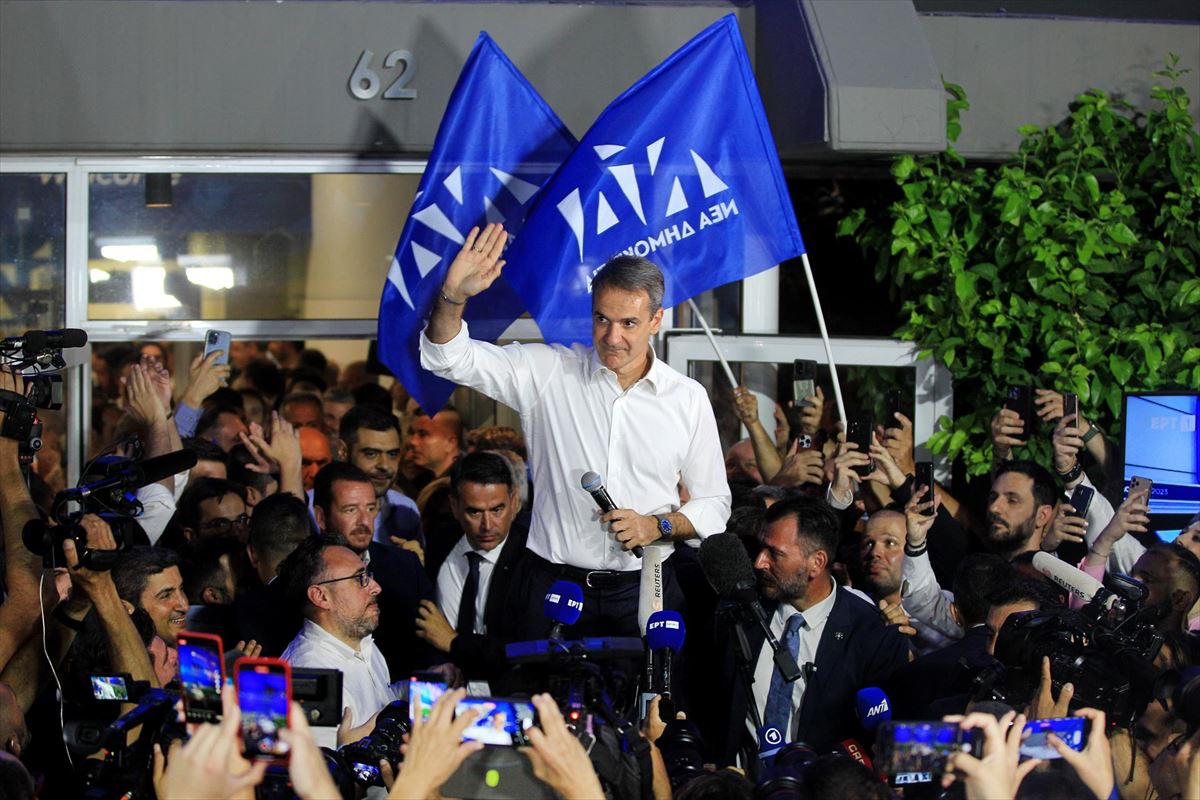 Kyriakos Mitsotakis, líder del partido Nueva Democracia, celebrando la victoria electoral. Foto: EFE