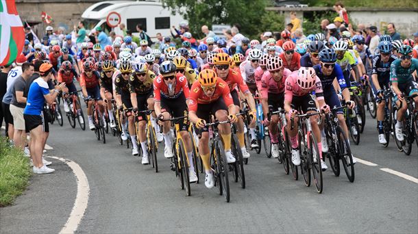 Pelotón en la primera etapa del Tour de Francia 2023. Foto: EFE
