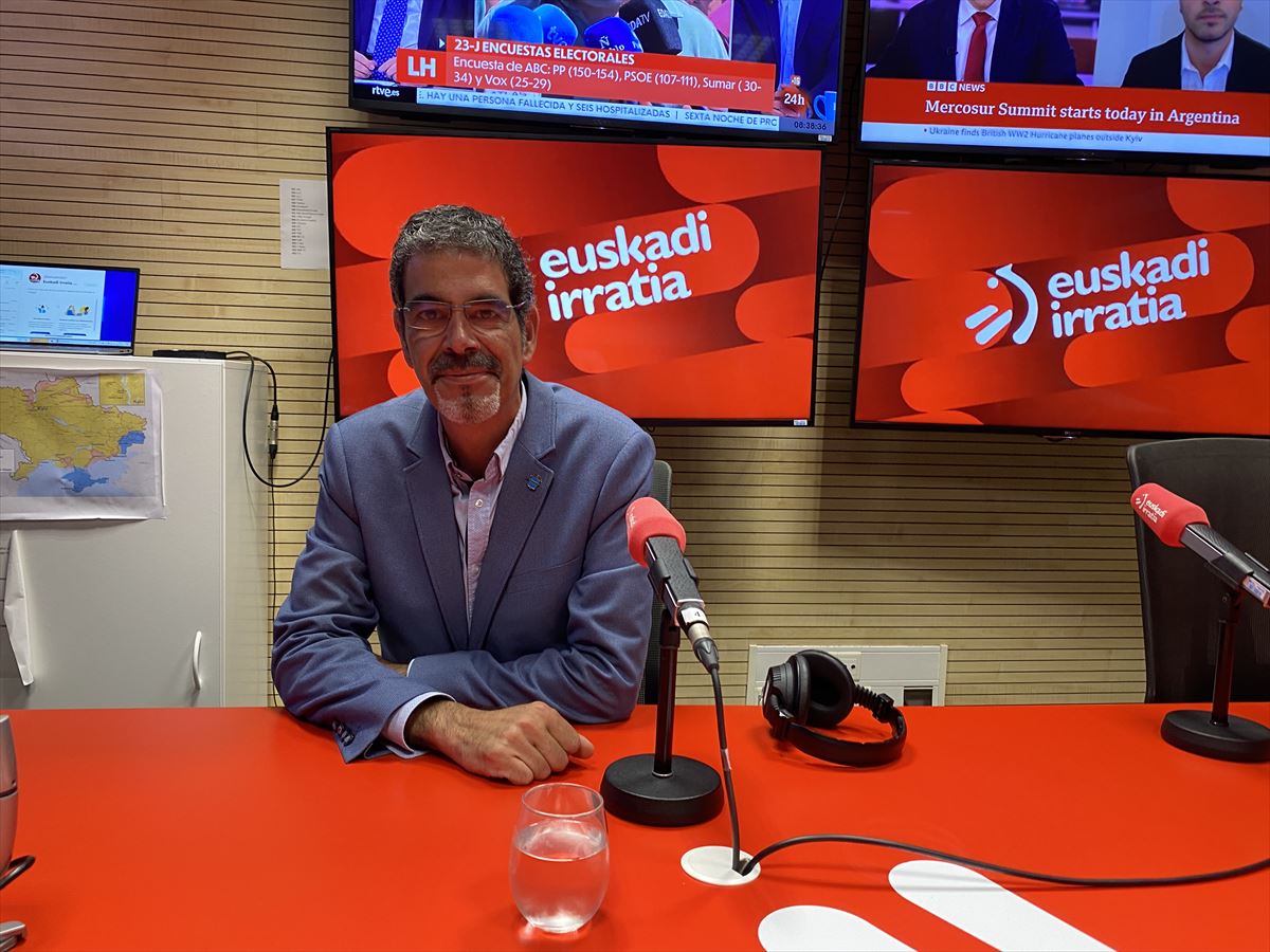 El alcalde de San Sebastián, Eneko Goia, en los estudios de Euskadi Irratia.