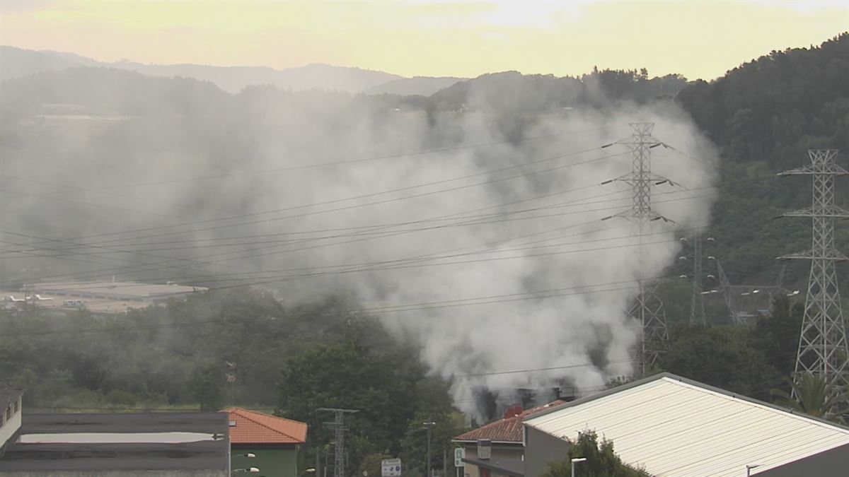 Incendio en Basauri. Imagen obtenida de un vídeo de EITB Media.