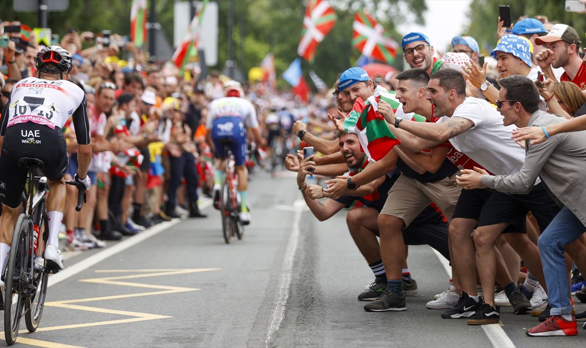 Un corredor es aclamado por la afición durante la primera etapa del Tour en Bilbao.