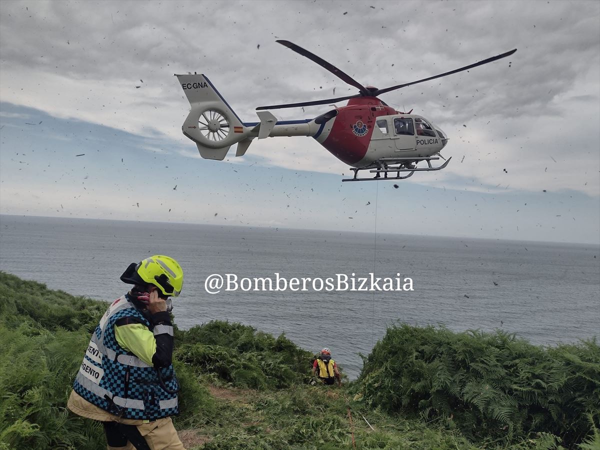 Servicios de rescate, hoy en Sopela. Foto: @BomberosBizkaia
