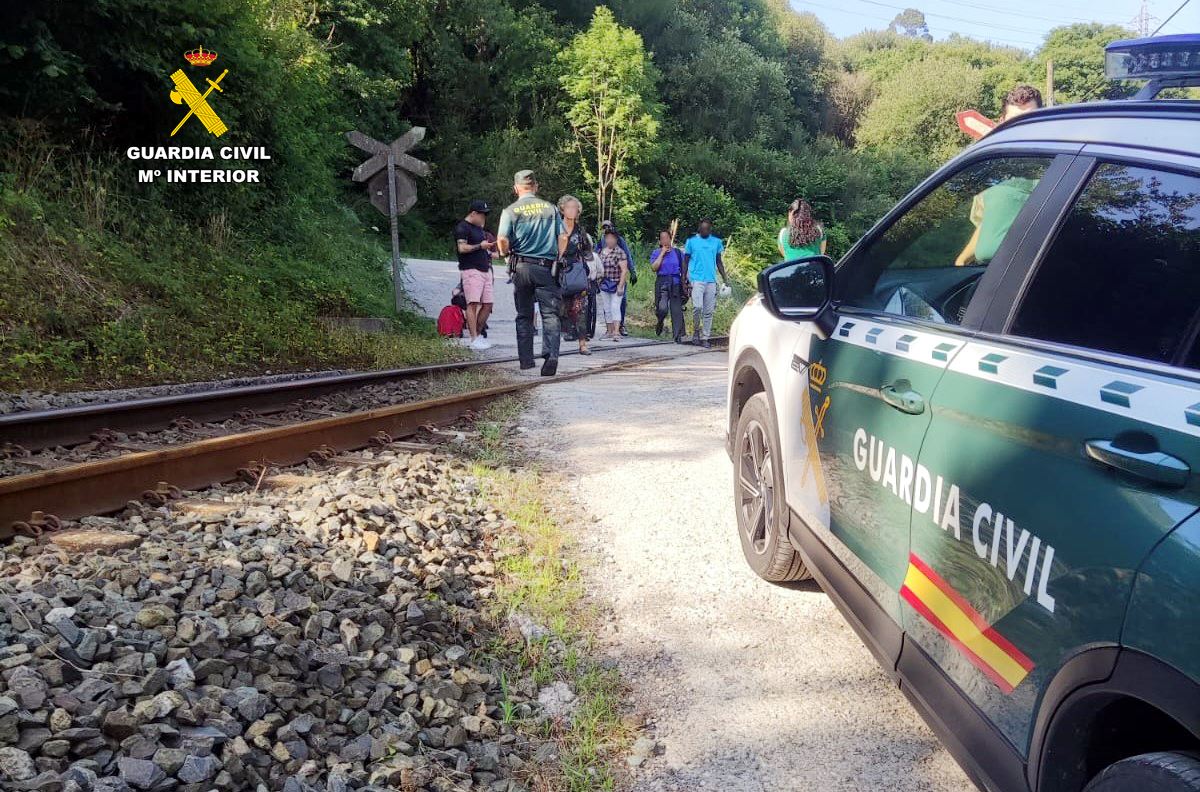 Evacuan el tren de la línea Santander-Bilbao. Foto: EFE