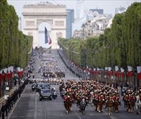 Eliseoko Zelaietan egiten den ohiko desfile militarrarekin ospatu dute Frantziako festa nazionala