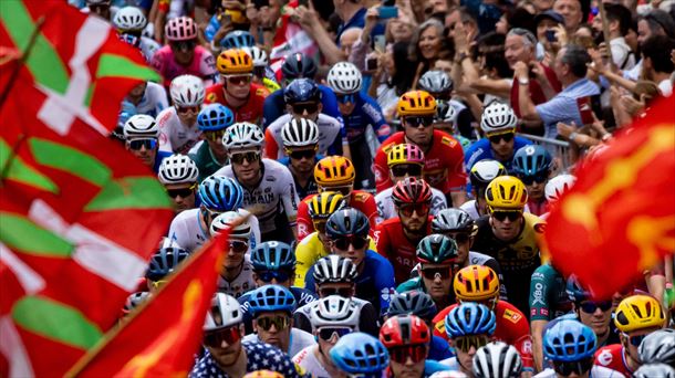 Imagen del pelotón en el Tour de Francia a su paso por Euskadi. Foto: EFE