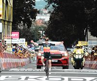 Lotte Kopecky sorprende en el inicio del Tour, gana la primera etapa y logra el maillot amarillo