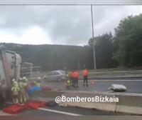 Accidente de un camión en la BI631, en Derio (Bizkaia)
