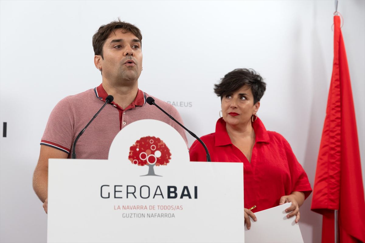 Pablo Azcona y María Solana (Geroa Bai), en la rueda de prensa de este lunes. 