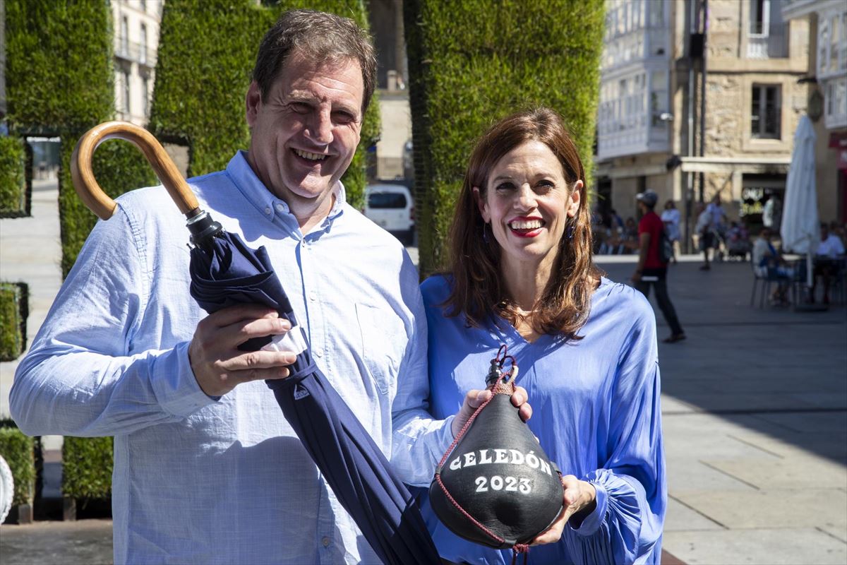 La alcaldesa de Vitoria entrega a Gorka Ortiz de Urbina el paraguas y la bota de Celedón. EFE