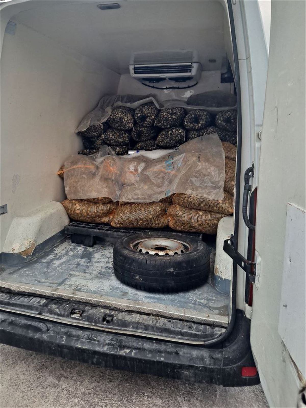 La furgoneta que transportaba de manera insalubre más de dos toneladas de almejas. Foto: Ertzaintza