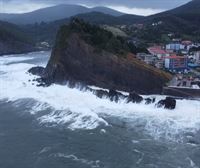 Espectaculares imágenes a vista de dron de las grandes olas y el mar agitado en la costa vasca