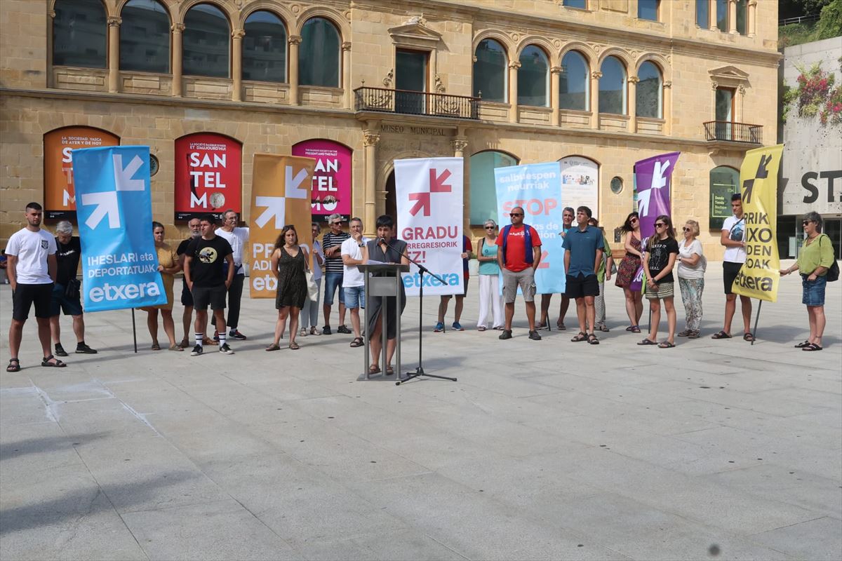 Rueda de prensa de la red ciudadana en Donostia-San Sebastián. Foto: Sare