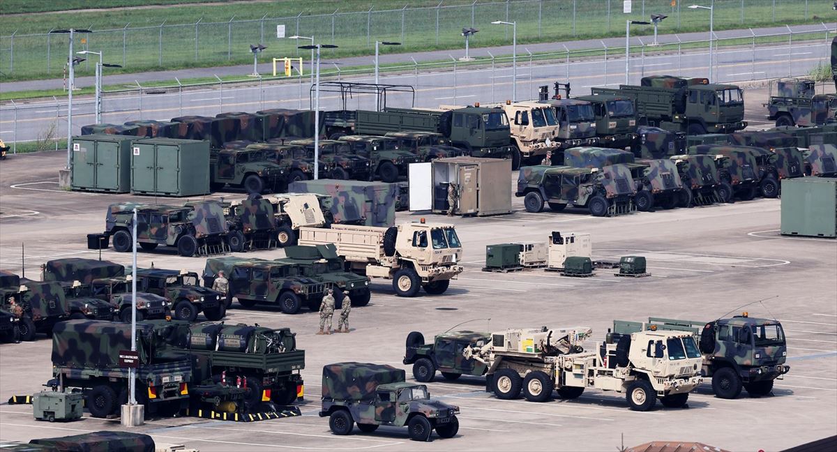 Vehículos militares en la base del ejército estadounidense Camp Humphreys en Corea del Sur