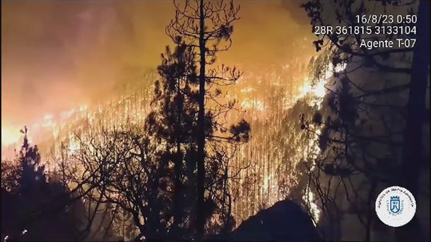 V Deo Un Incendio Obliga A Desalojar Poblaciones Y Cortar Dos