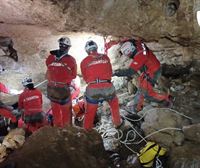 Rescatado en Deba un joven accidentado con la rodilla dislocada en la cueva de Aixa