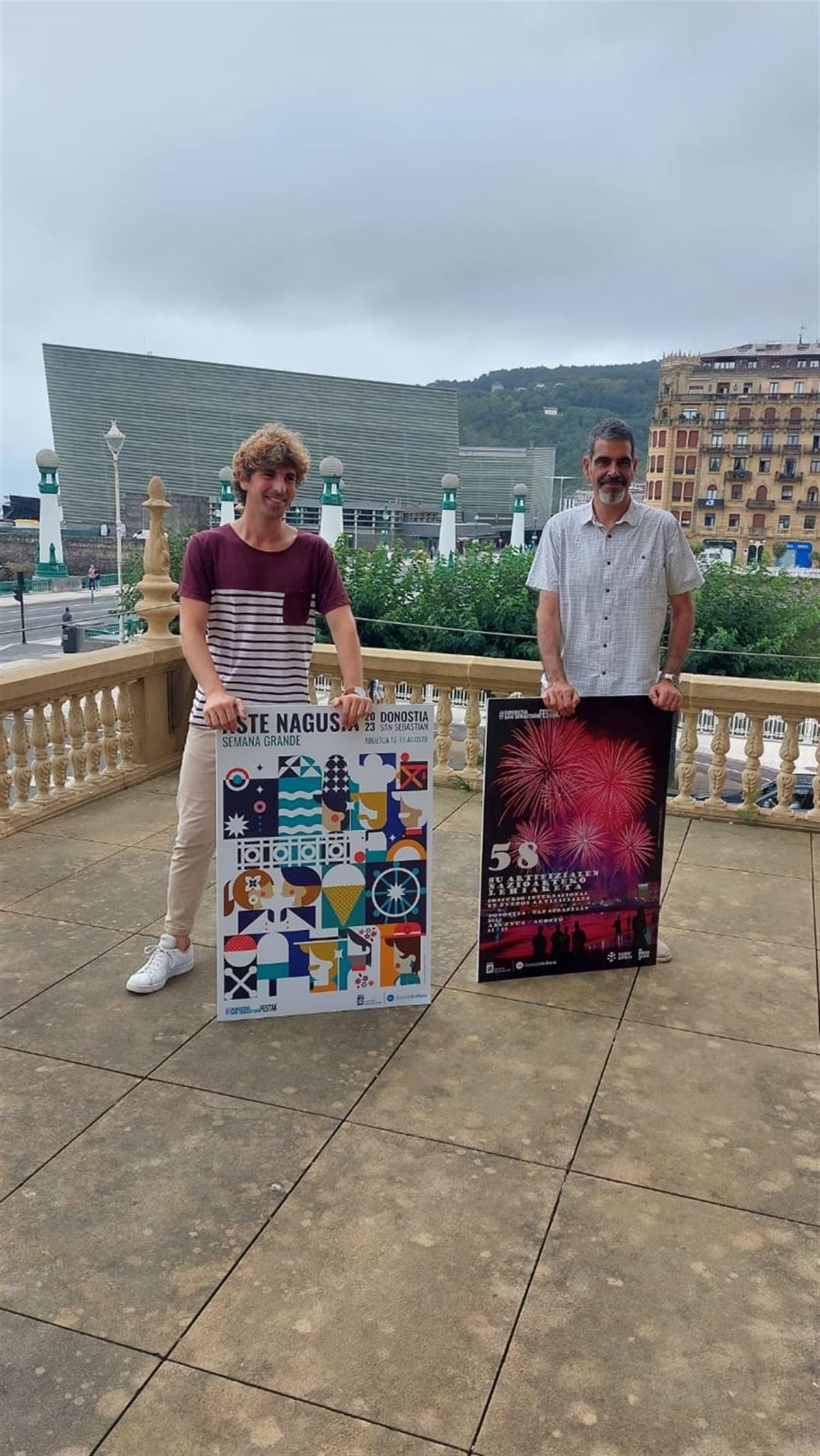 Jon Insausti y Eneko Goia posan con los carteles de la Aste Nagusia. Foto: EITB Media