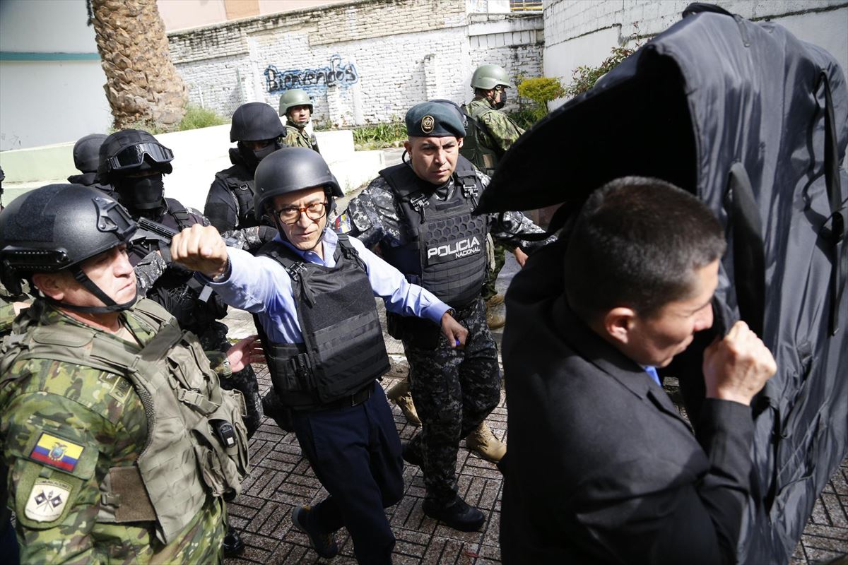 Christian Zurita, acude a votar custodiado por fuerzas de Seguridad. EFE