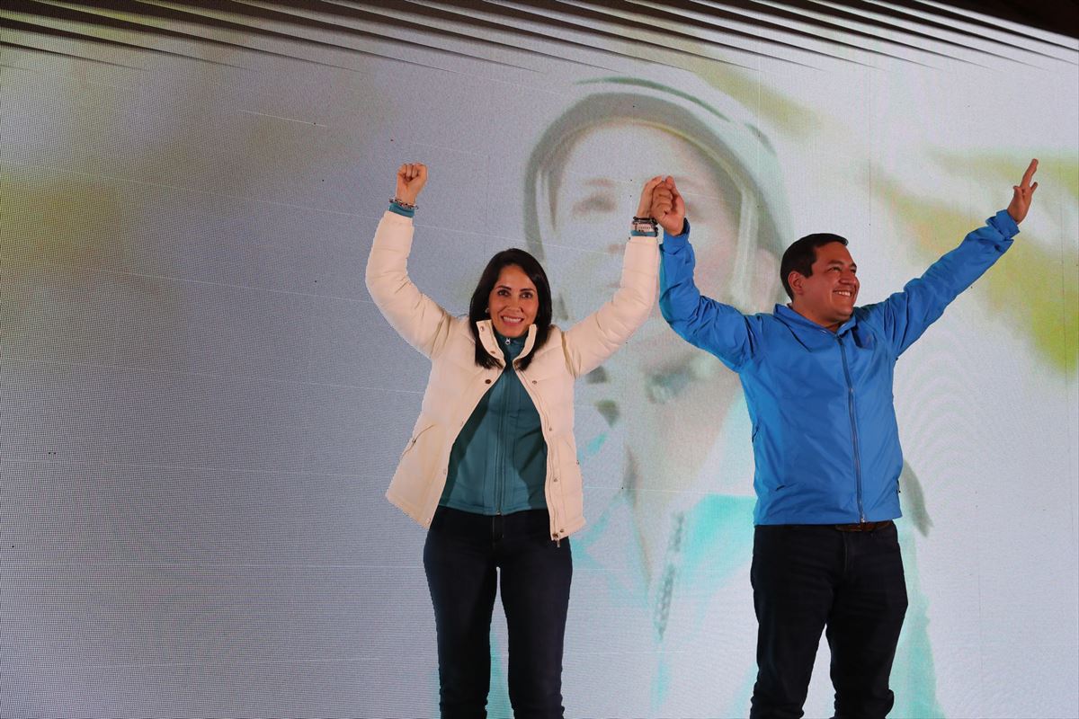 González celebra su triunfo en las elecciones. 