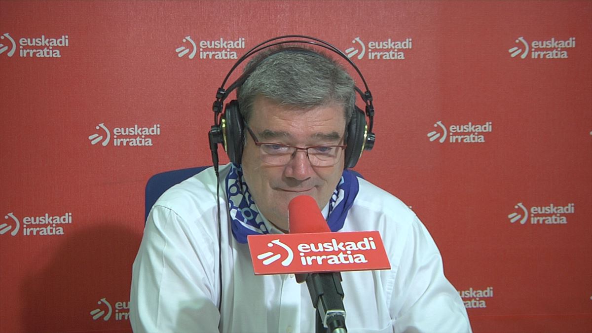 Juan Mari Aburto Bilboko alkatea Radio Euskadiko estudioan. Agrazkia: EITB