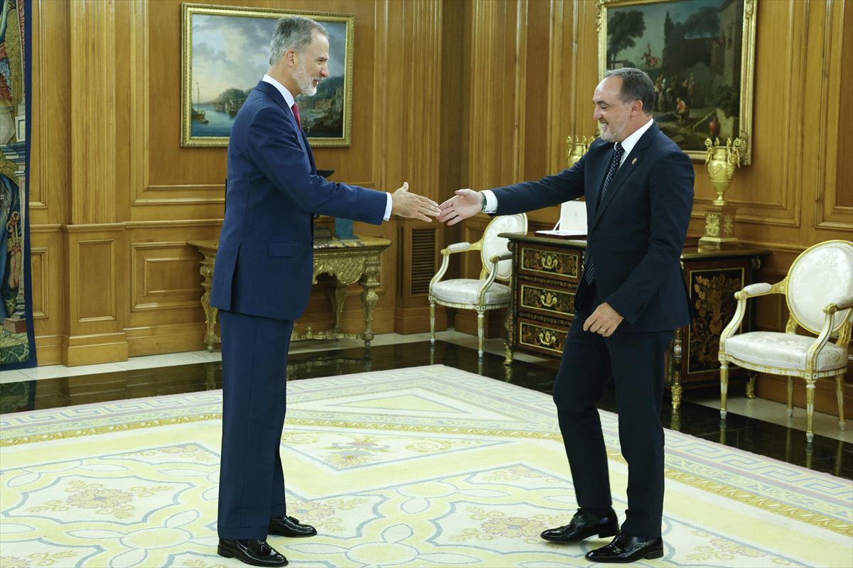 Felipe VI recibe en Zarzuela a Javier Esparza (UPN) en el arranque de su ronda de consultas