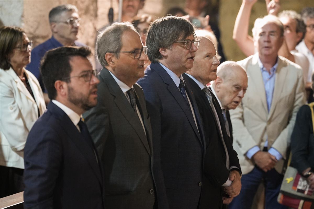 Presidente y expresidents de la Generalitat, este lunes, en Francia. Foto: EFE
