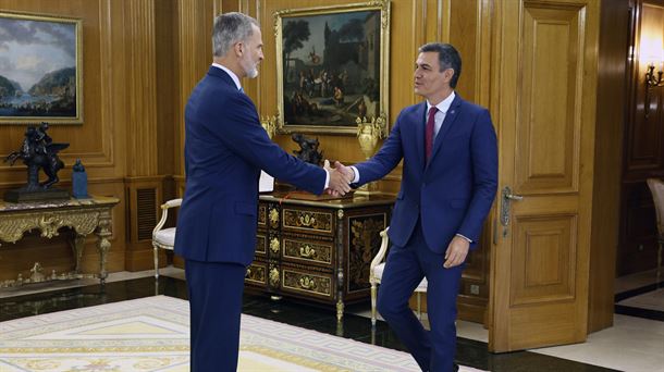 Vídeo El rey Felipe VI recibe a Pedro Sánchez en la ronda de consultas