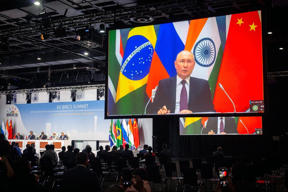Vladimir Putin bideodei batean, BRICSeko buruzagien goi-bileran. Argazkia: EFE