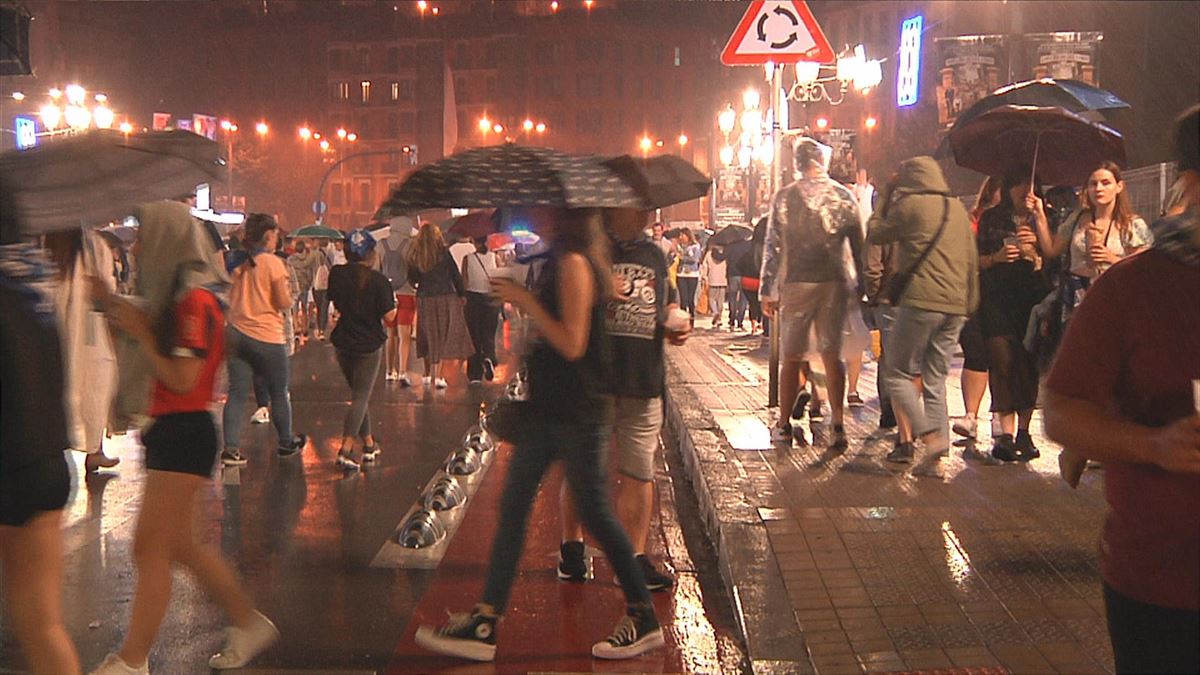 La fiesta ha estado pasada por agua esta noche en Bilbao. Foto: EITB Media