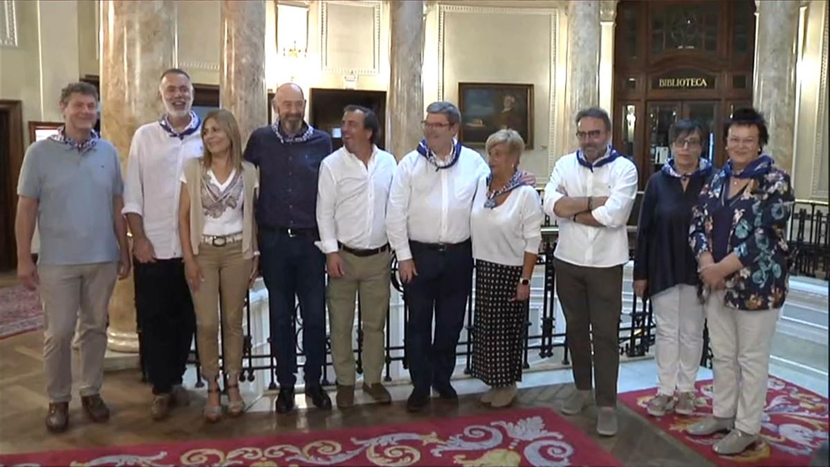 Juan Mari Aburto rodeado de su equipo de gobierno. Captura de imagen de un vídeo de EITB