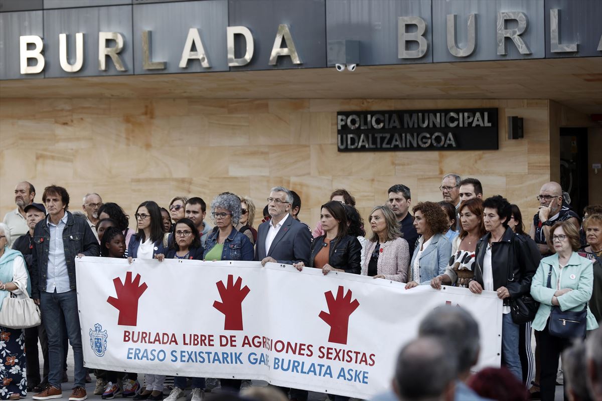 Concentración en Burlada para condenar la agresión sexual a una menor en fiestas. Foto: EFE.