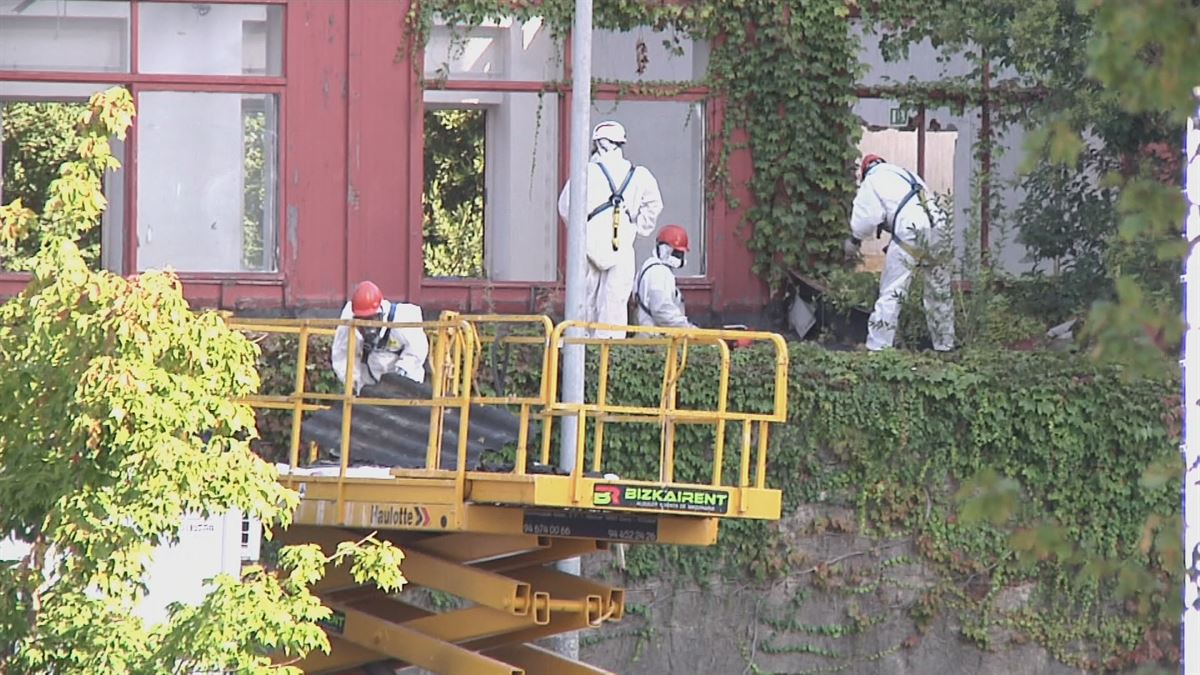 Trabajadores restiran el amianto. Imagen obtenida de un vídeo de EITB Media.