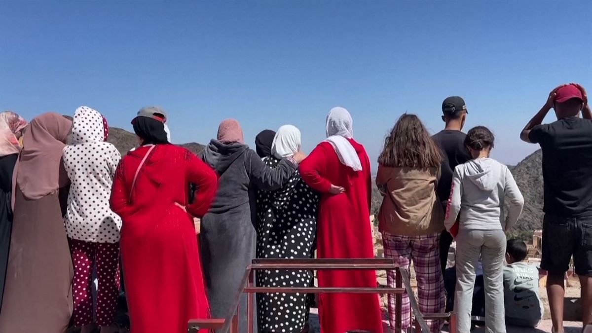 Lurrikararen ondorioz hildako senideak lurperatzen hasi dira marokoarrak