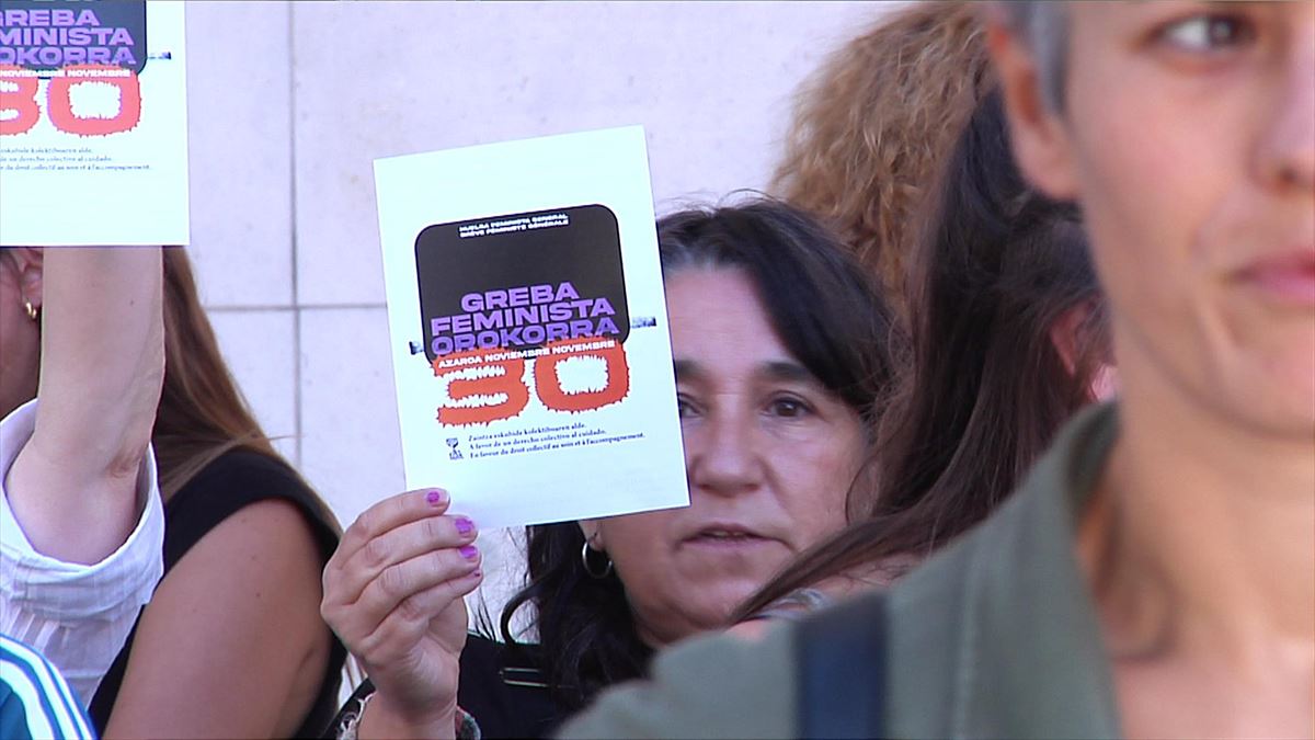 Representantes del movimiento feminista, durante la concentración en San Sebastián. 