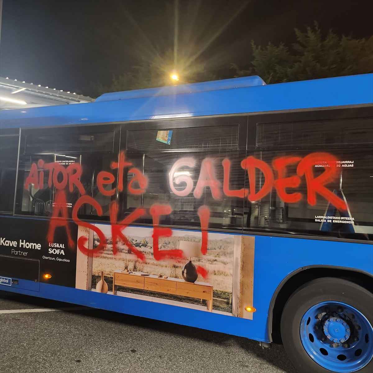 Pintadak Donostiako bus batean. Argazkia: @EnekoGoia