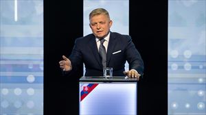 Robert Fico Eslovakiako lehen ministroa tiroz hiltzen saiatu dira, eta egoera kritikoan dago