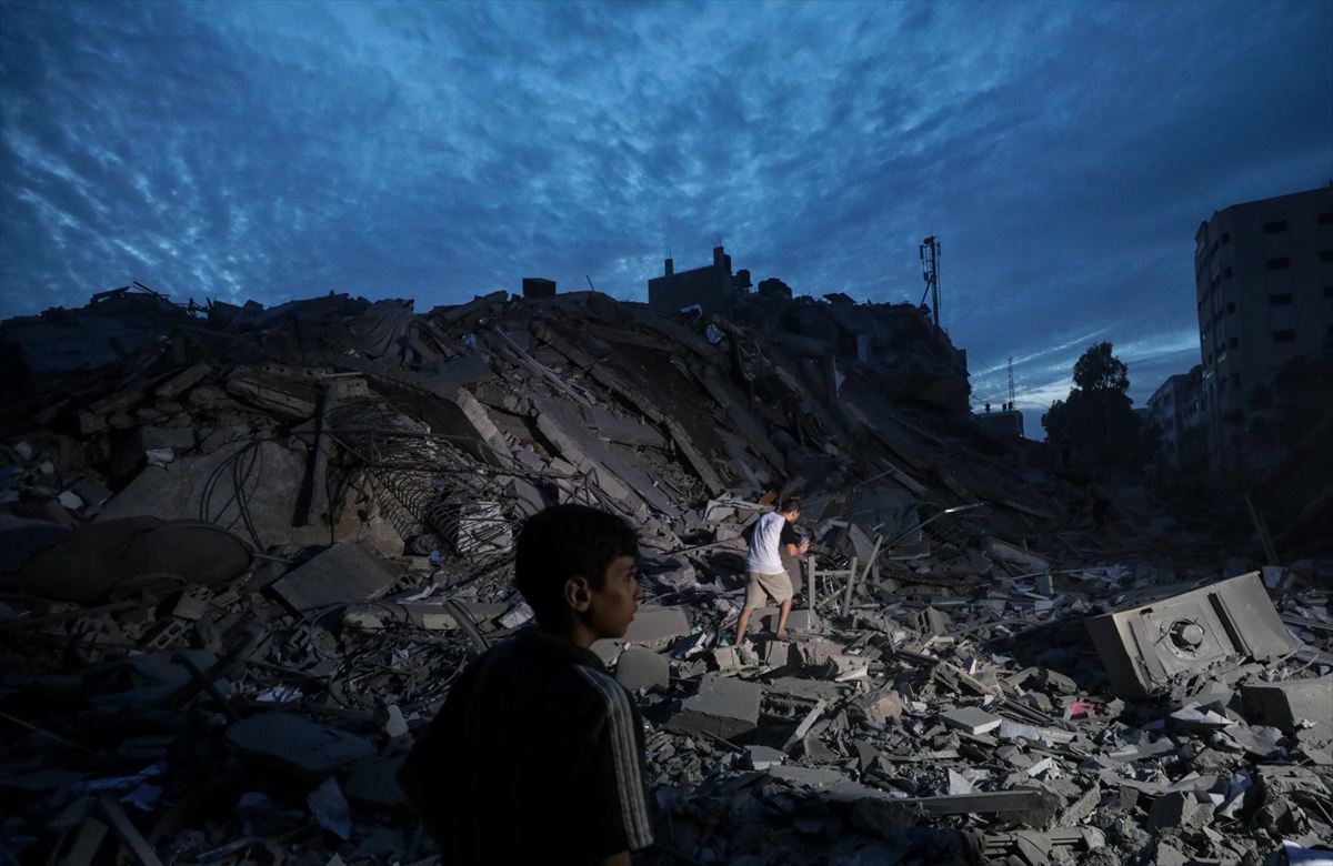 Niños merodean en los escombros de la Torre de Palestina, derribada esta tarde por Israel. Foto: Efe