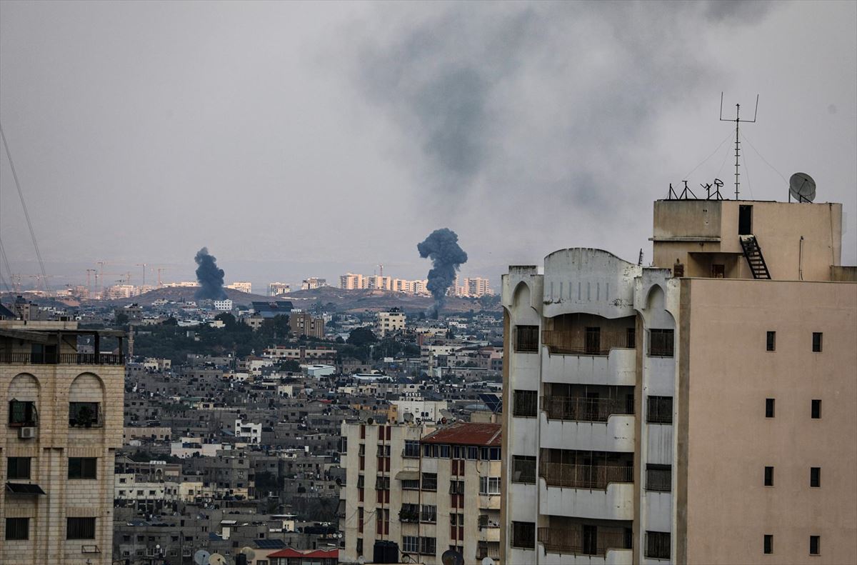Ke zutabeak Gazan, Israelek egindako aire bidezko erasoen ostean. 